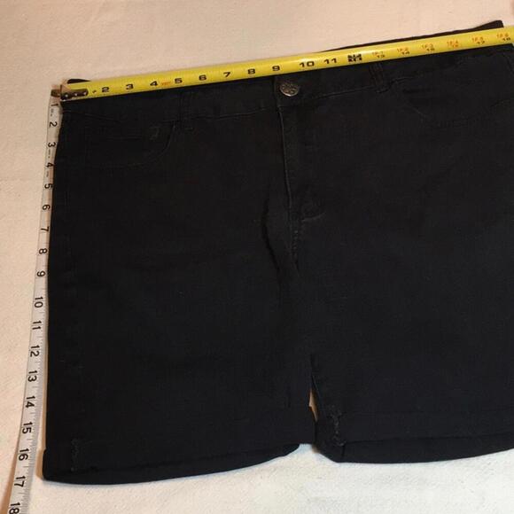 5IVE plus size black Jean shorts, size 16 - Picture 6 of 8